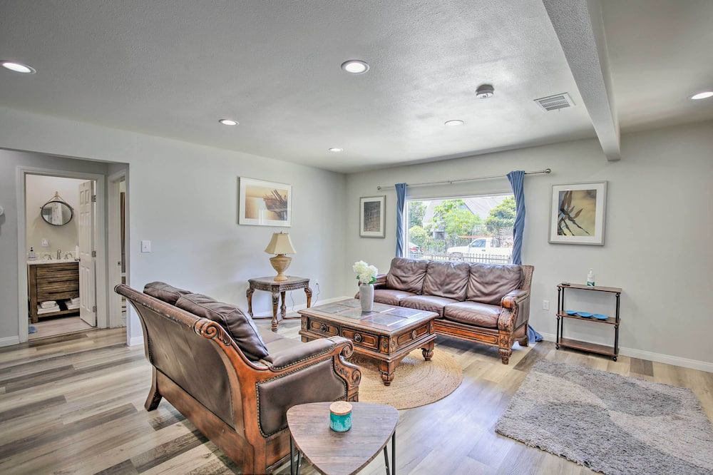 Photo of Livingroom in Compton