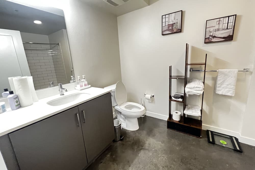 Photo of Bathroom in Commerce