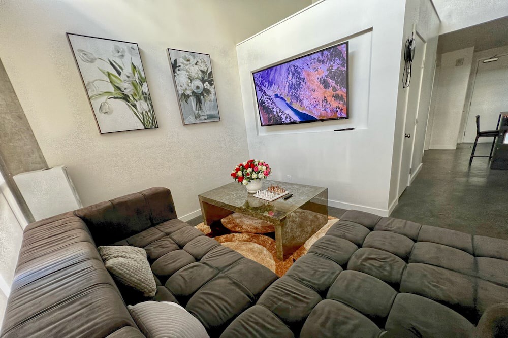 Photo of Livingroom in Commerce