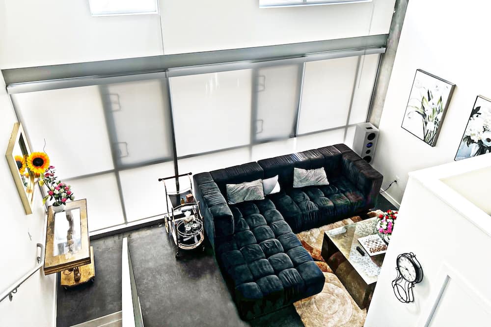Photo of Livingroom in Commerce