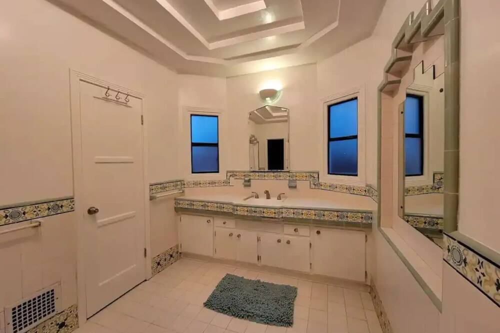Photo of Bathroom in Carthay Circle