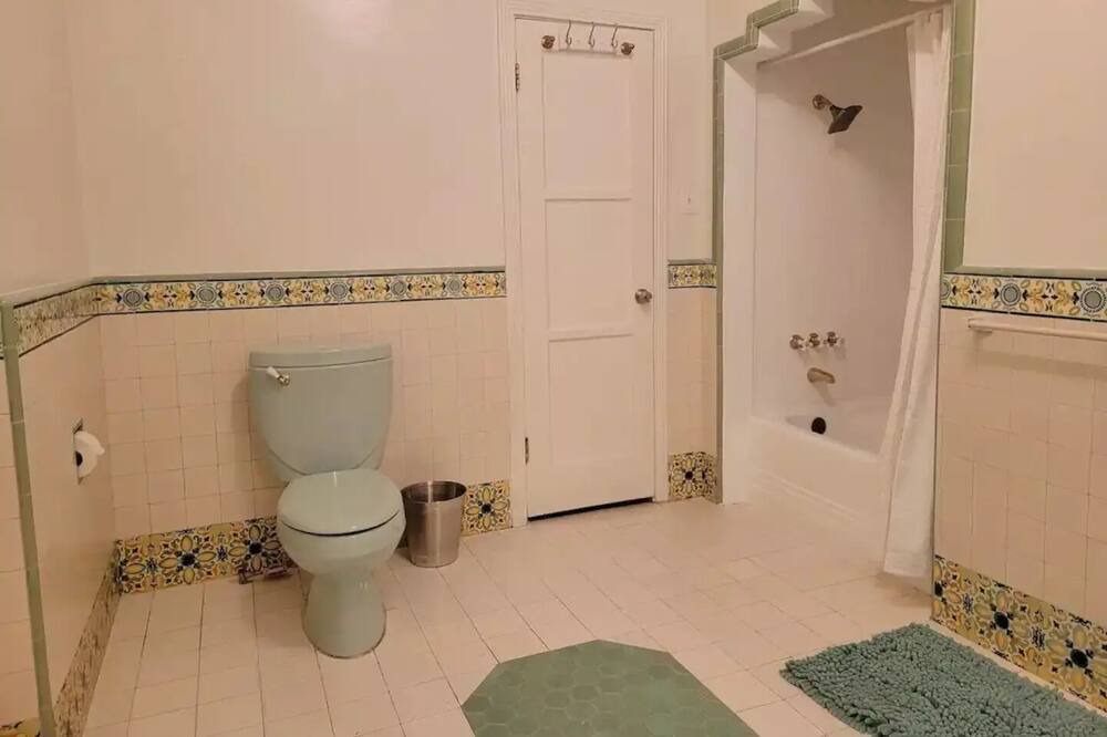 Photo of Bathroom in Carthay Circle