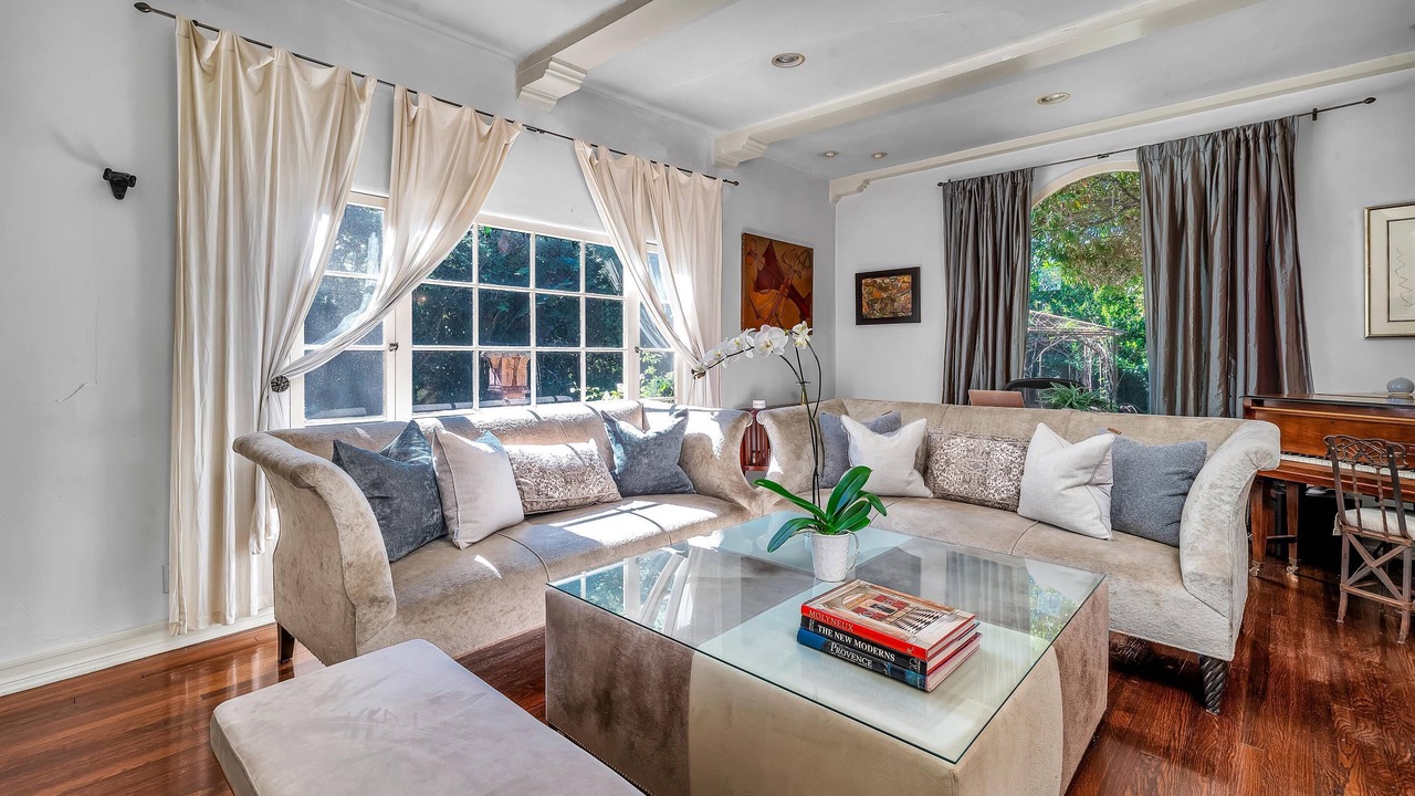 Photo of Livingroom in Greater Wilshire - Hancock Park