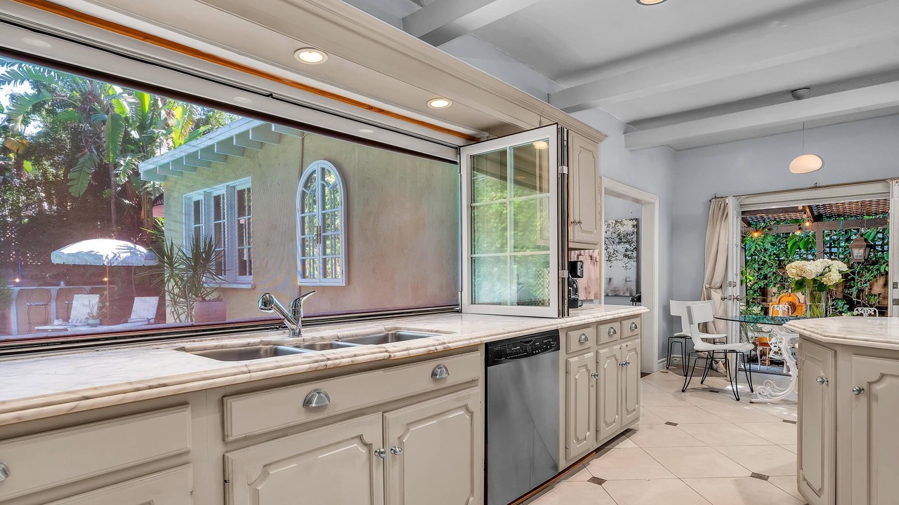 Photo of Kitchen in Greater Wilshire - Hancock Park