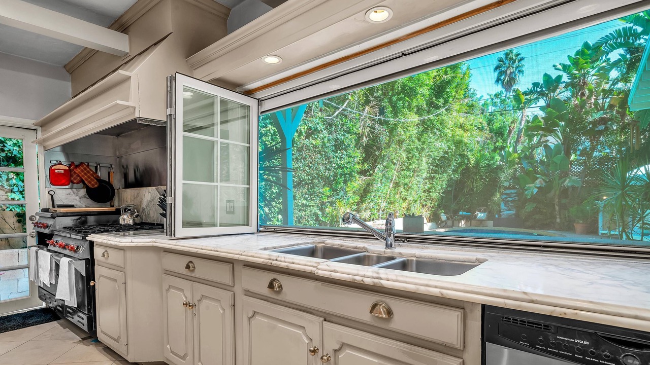 Photo of Kitchen in Greater Wilshire - Hancock Park