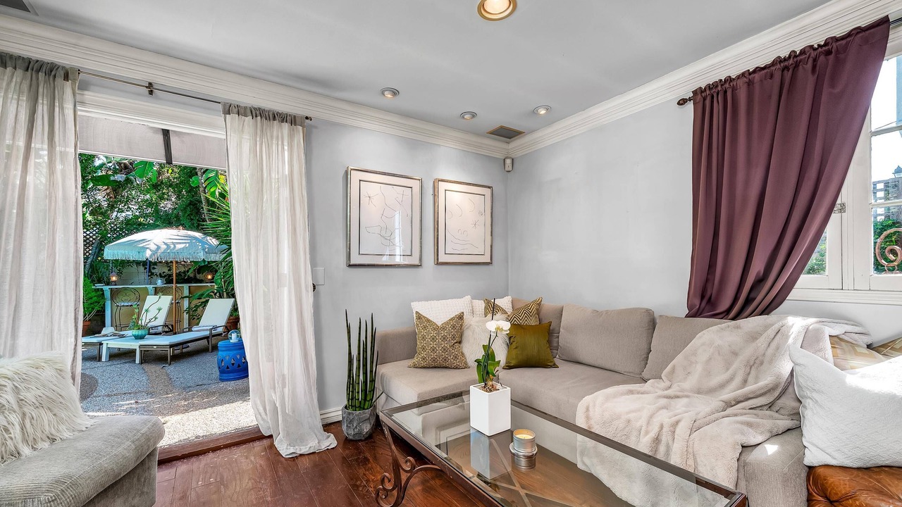 Photo of Livingroom in Greater Wilshire - Hancock Park