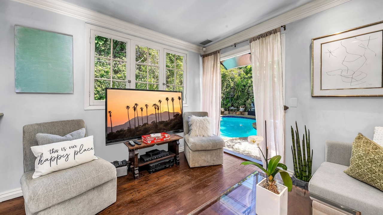 Photo of Livingroom in Greater Wilshire - Hancock Park