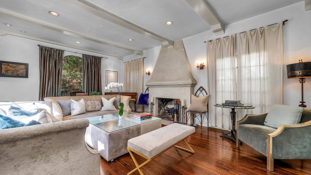 Photo of Livingroom in Greater Wilshire - Hancock Park