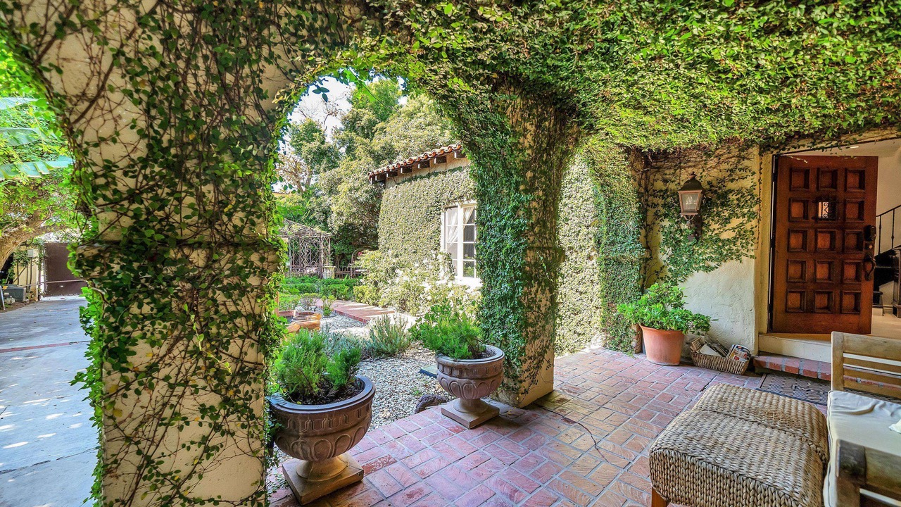Photo of Patio Balcony in Greater Wilshire - Hancock Park