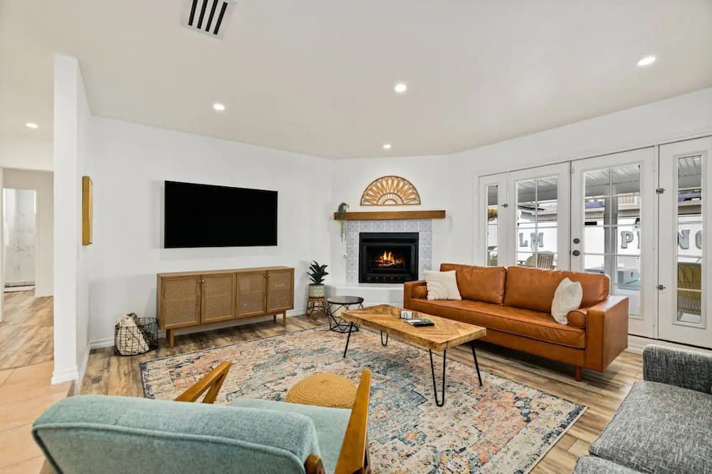 Photo of Livingroom in Desert Park Estates