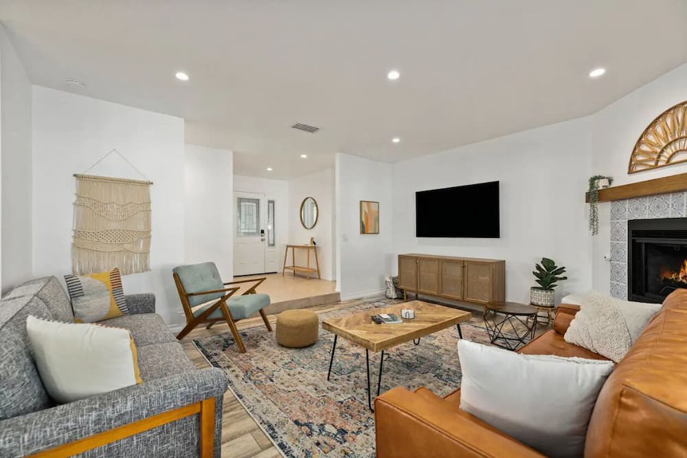 Photo of Livingroom in Desert Park Estates