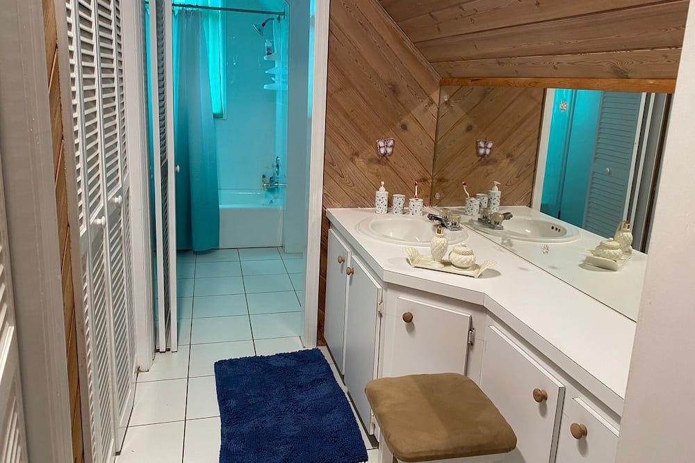 Photo of Bathroom in Deadmans Cay