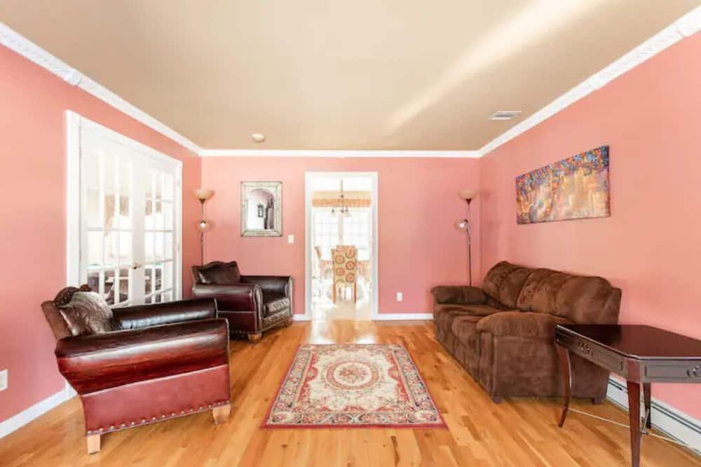 Photo of Livingroom in Monroe