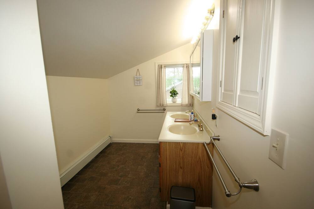 Photo of Bathroom in Sennett