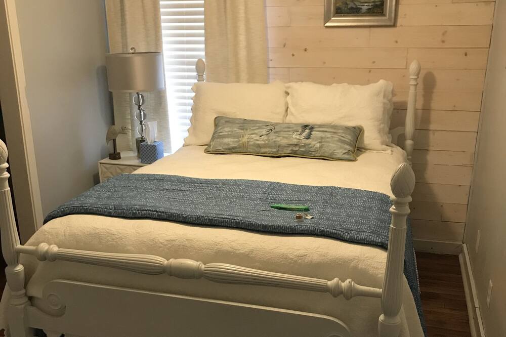 Photo of Bedroom in Titus