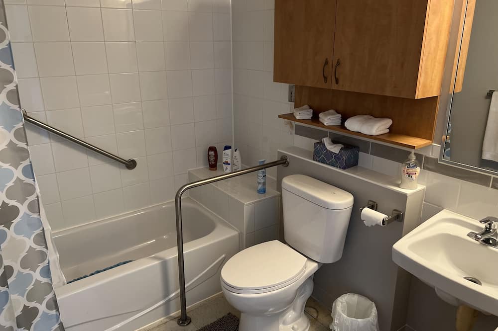 Photo of Bathroom in Saint-Marc-du-Lac-Long