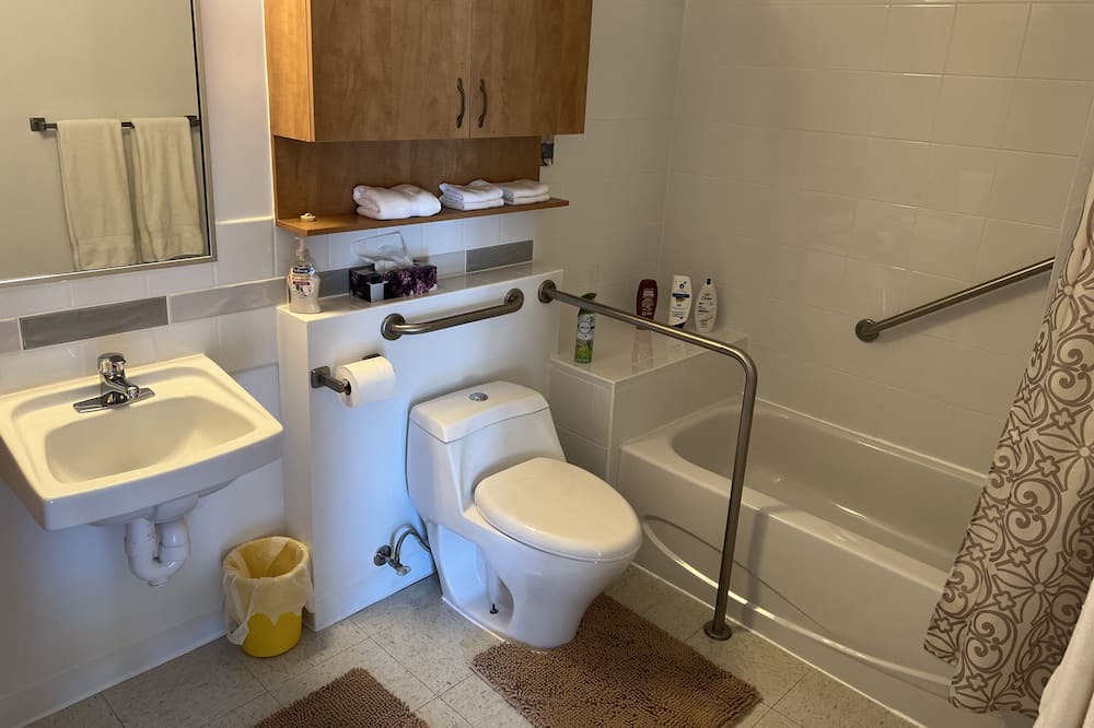 Photo of Bathroom in Saint-Marc-du-Lac-Long