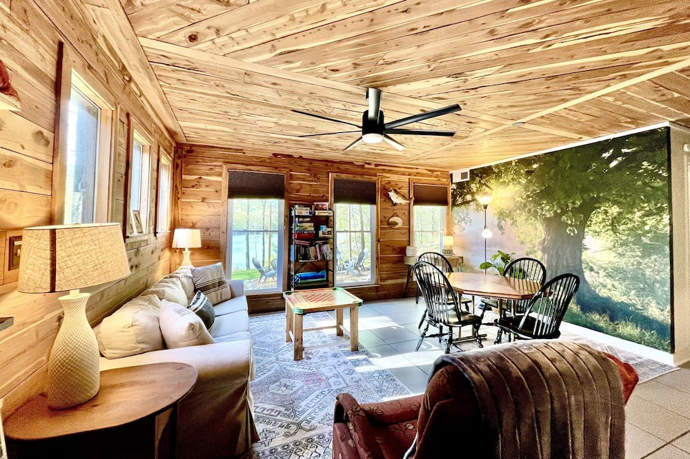 Photo of Livingroom in Cedar Bluff