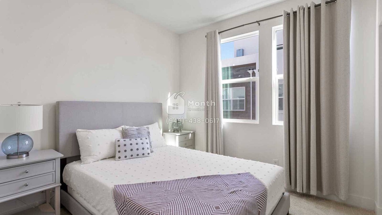 Photo of Bedroom in Platinum Triangle