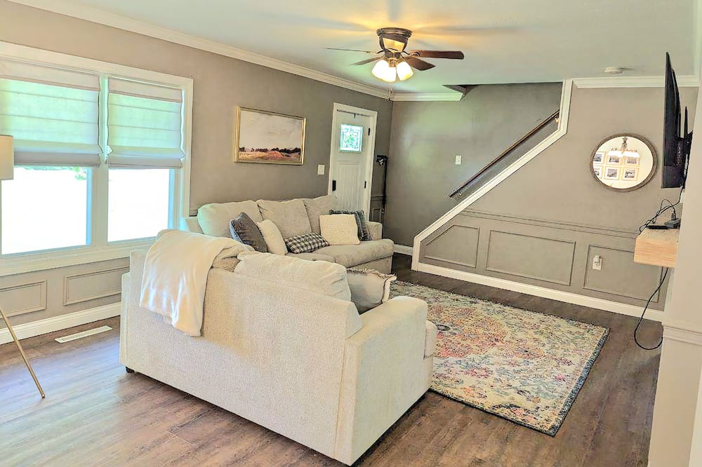 Photo of Livingroom in George Haywood's Lakefront