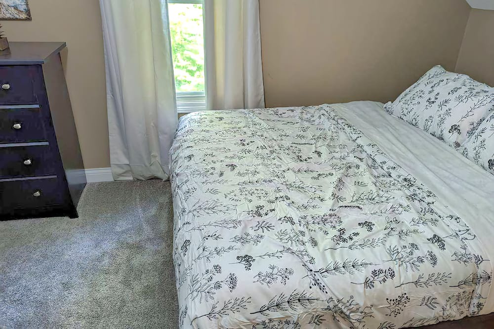 Photo of Bedroom in George Haywood's Lakefront