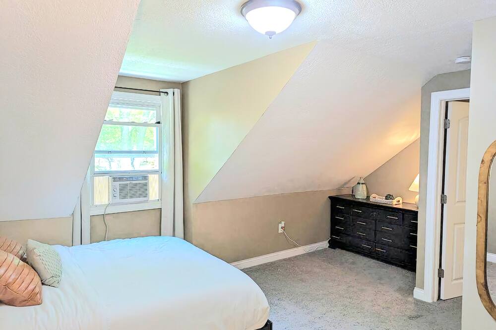 Photo of Bedroom in George Haywood's Lakefront