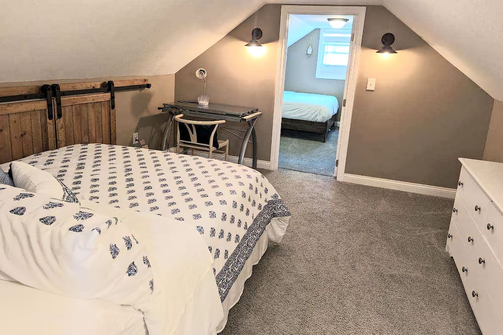 Photo of Bedroom in George Haywood's Lakefront