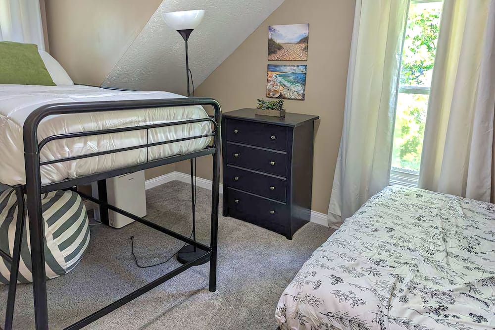 Photo of Bedroom in George Haywood's Lakefront