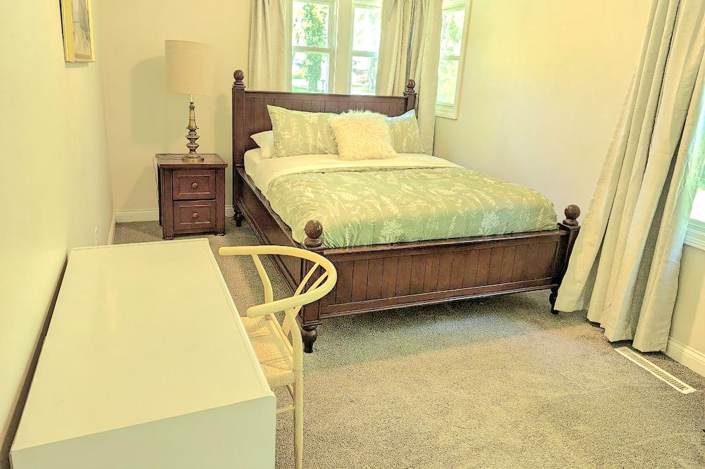 Photo of Bedroom in George Haywood's Lakefront