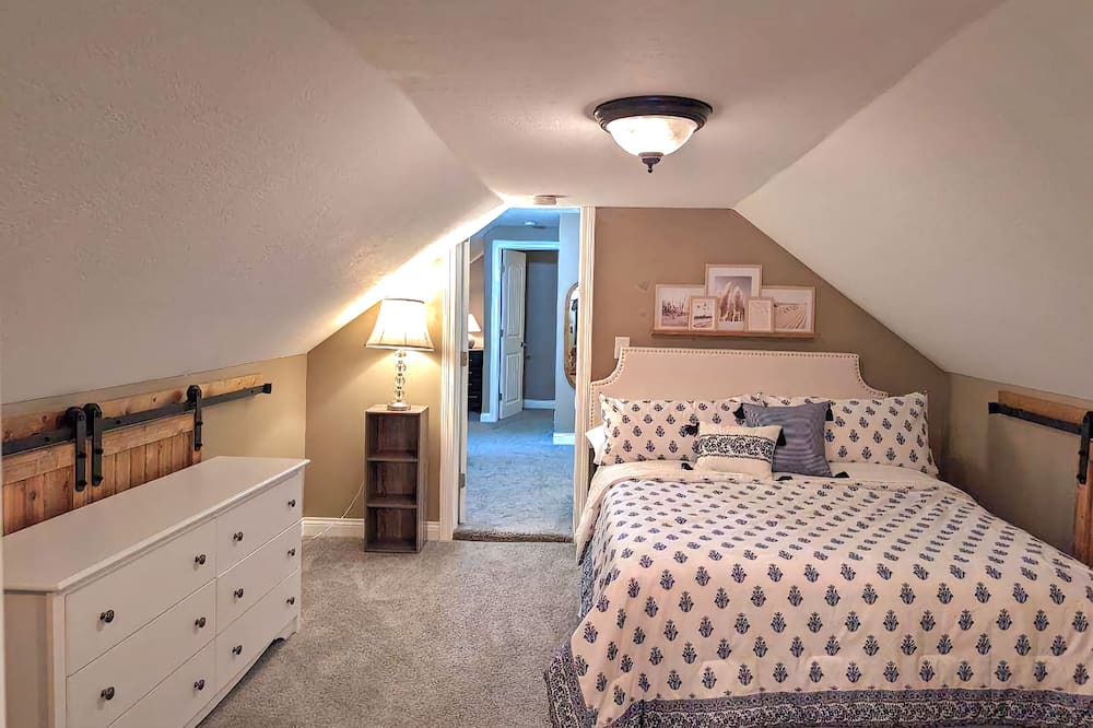 Photo of Bedroom in George Haywood's Lakefront
