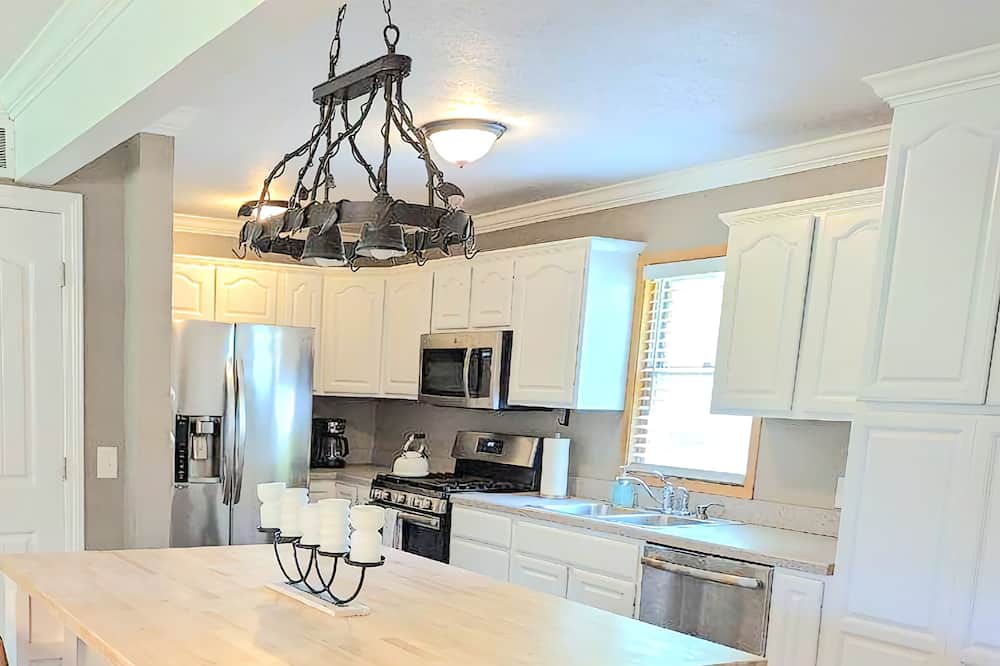 Photo of Kitchen in George Haywood's Lakefront