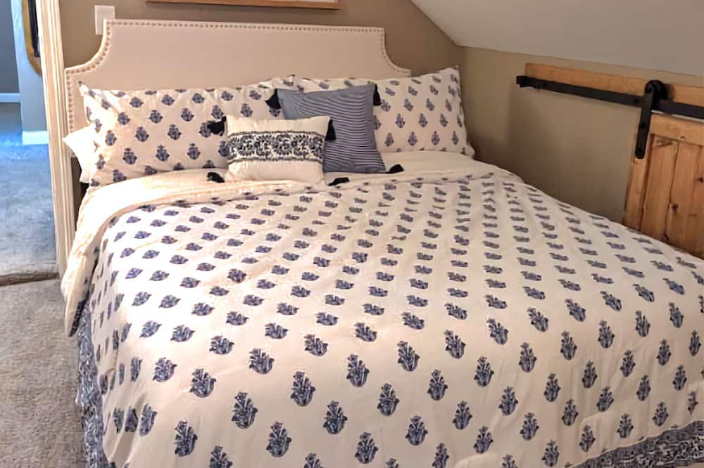 Photo of Bedroom in George Haywood's Lakefront
