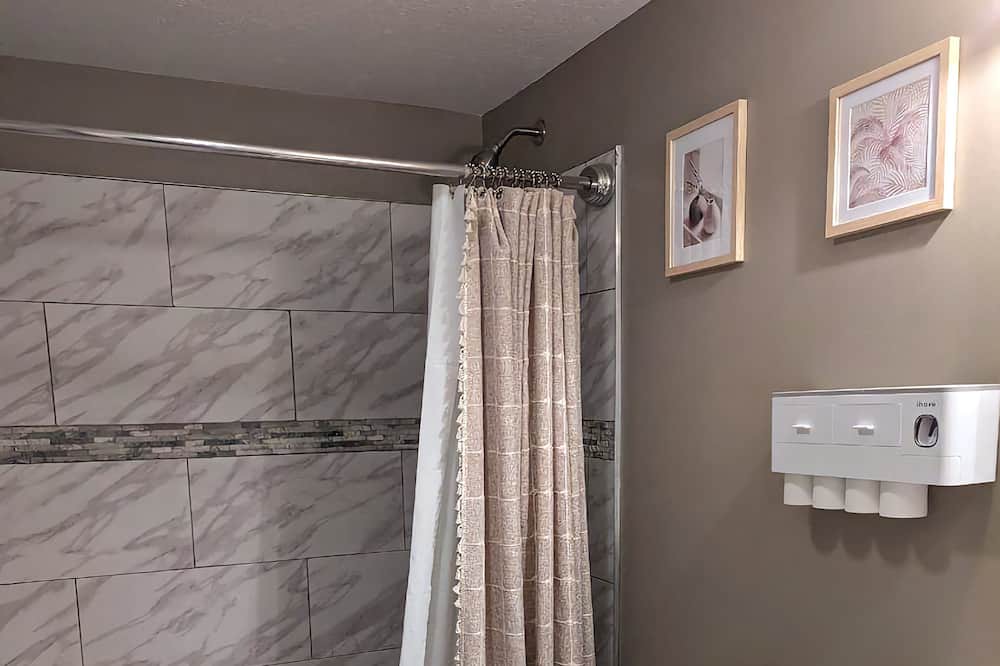 Photo of Bathroom in George Haywood's Lakefront
