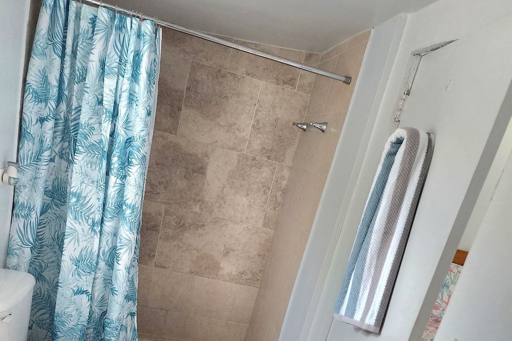 Photo of Bathroom in Tar Bay