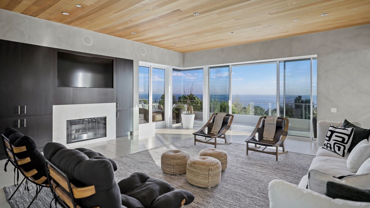Photo of Livingroom in Central Malibu