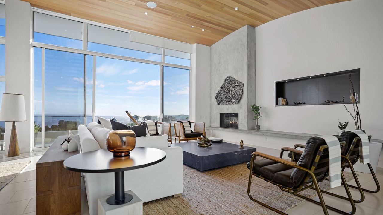 Photo of Livingroom in Central Malibu