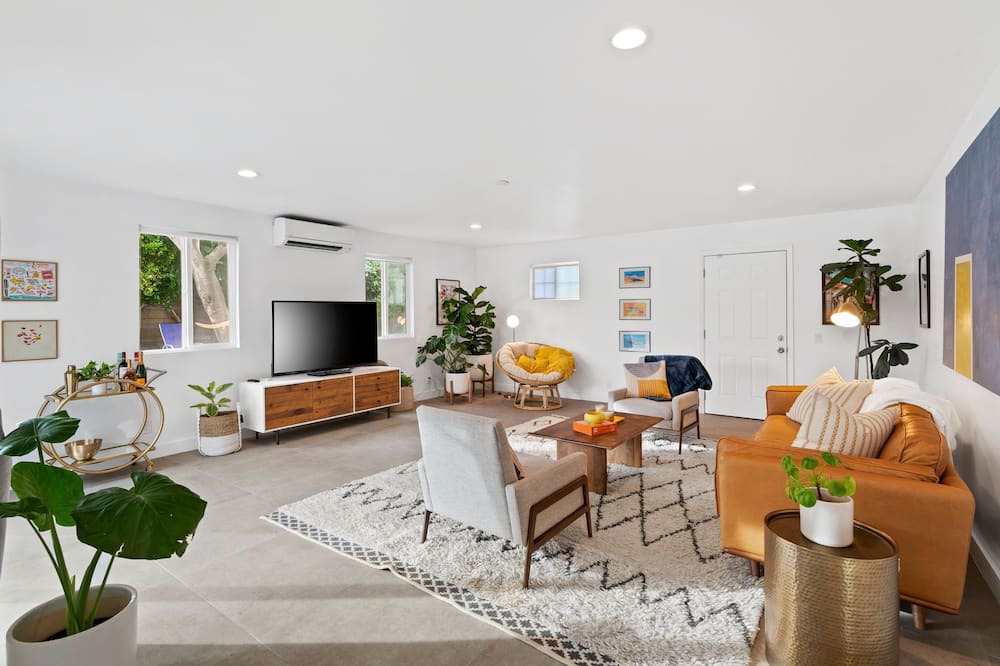 Photo of Livingroom in Desert Park Estates