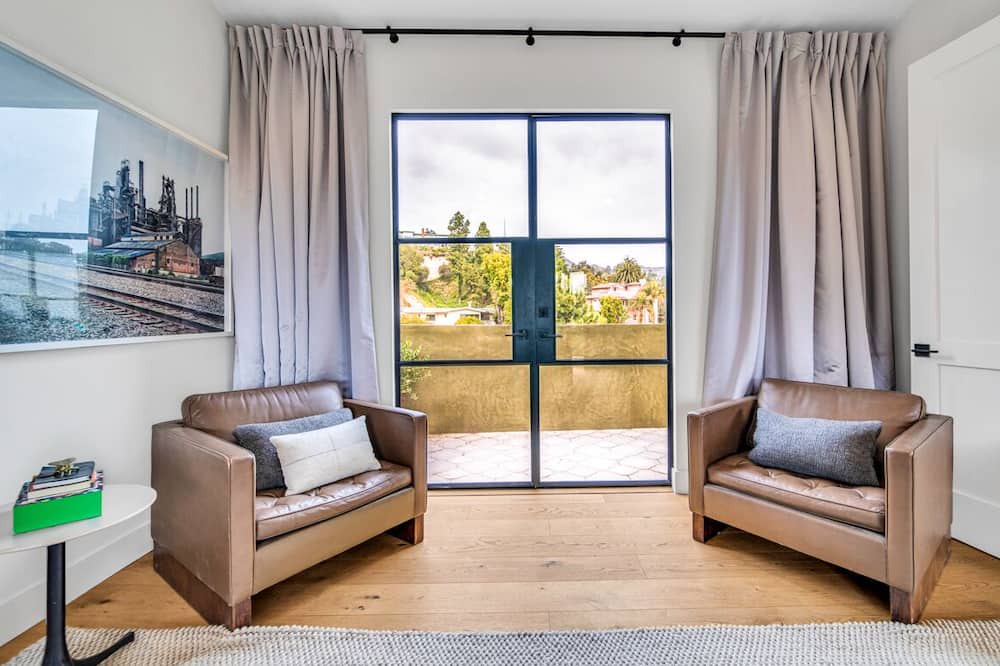 Photo of Livingroom in Beachwood Canyon