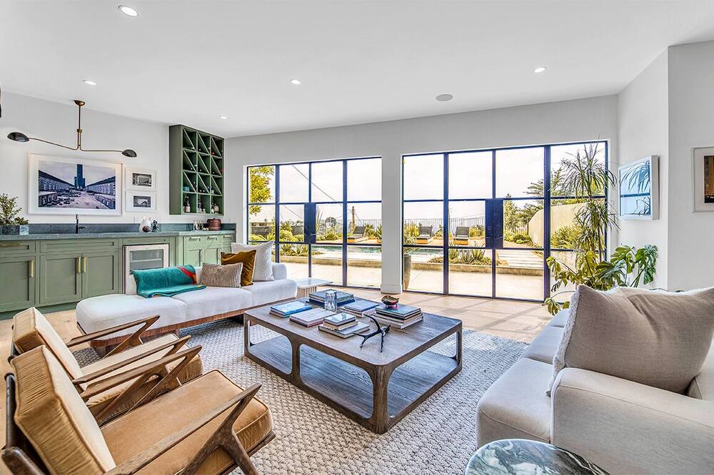 Photo of Livingroom in Beachwood Canyon