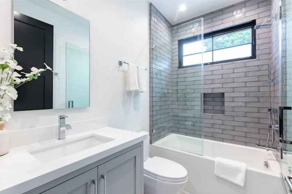 Photo of Bathroom in Carthay Circle