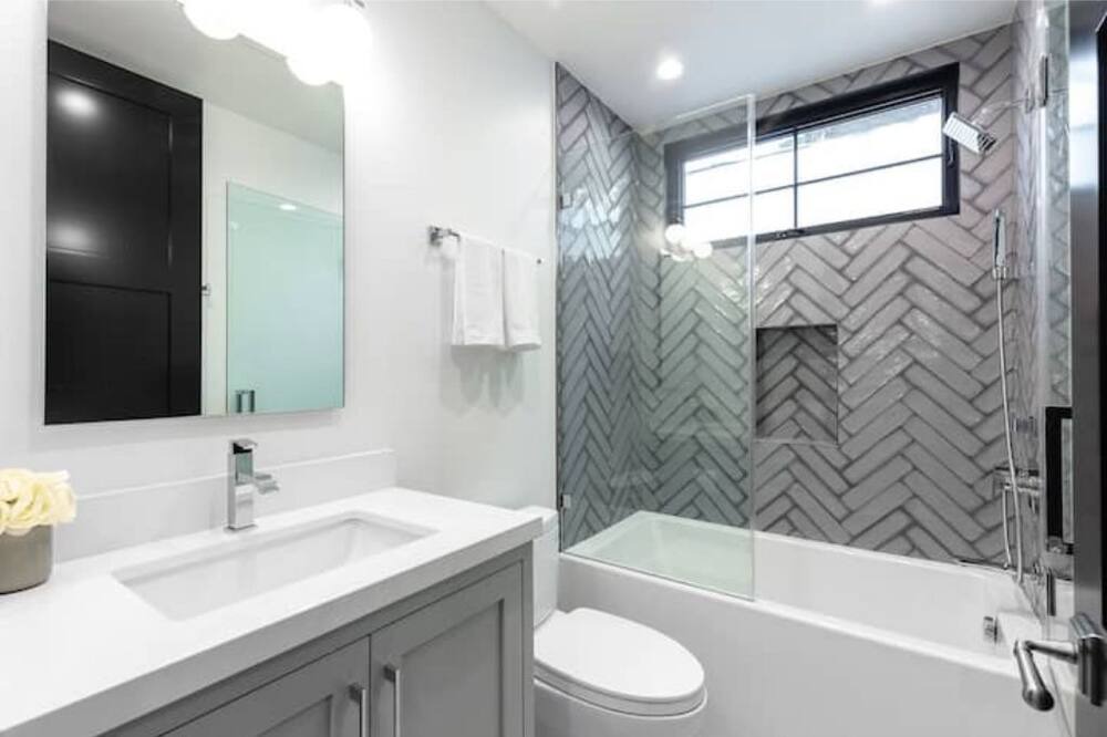 Photo of Bathroom in Carthay Circle