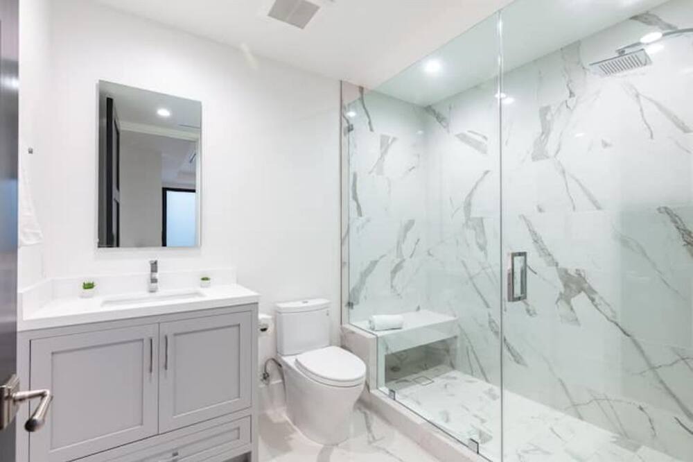Photo of Bathroom in Carthay Circle