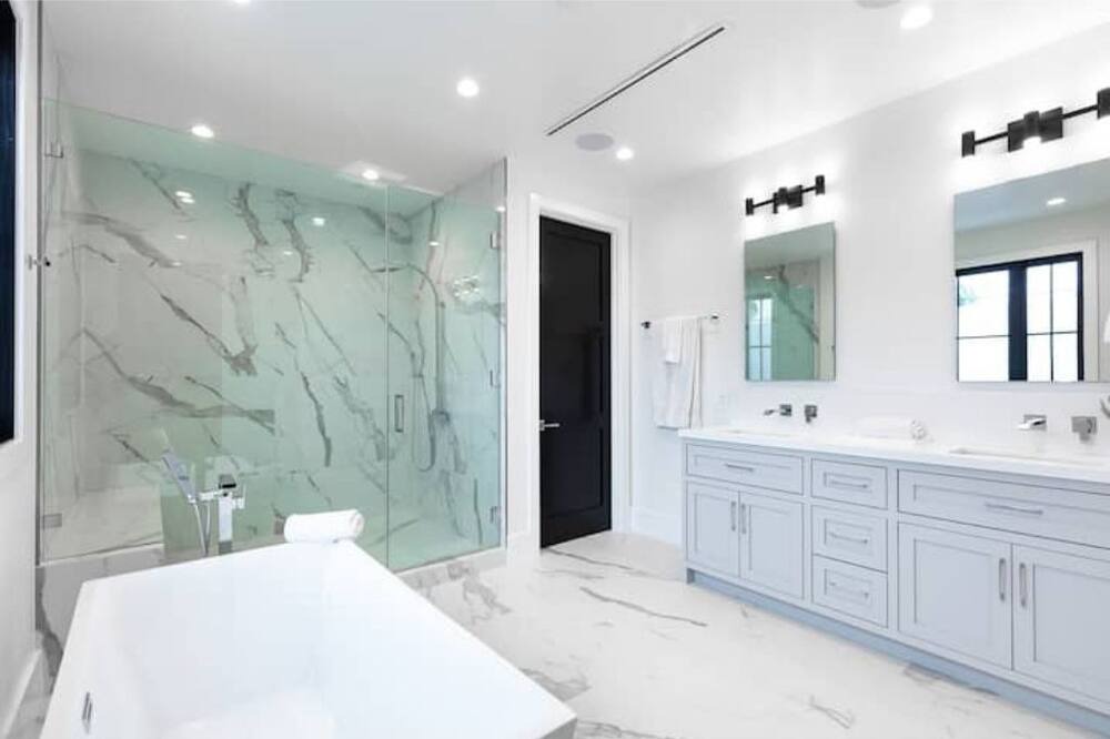 Photo of Bathroom in Carthay Circle