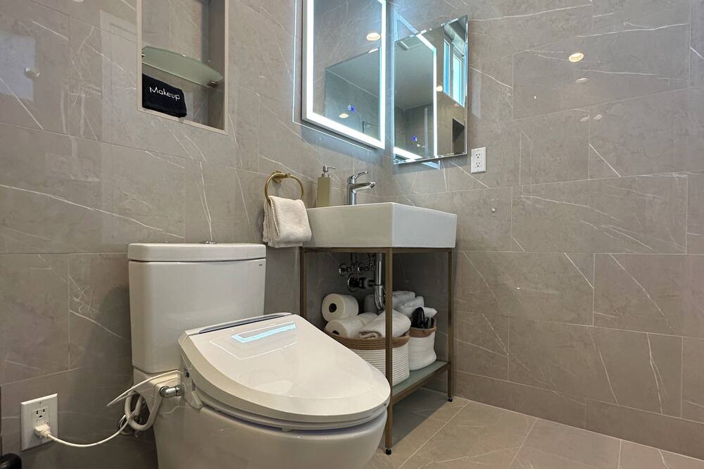 Photo of Bathroom in Ladera Heights
