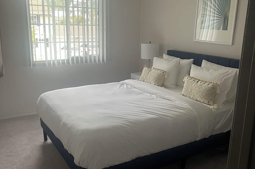 Photo of Bedroom in East Side Costa Mesa