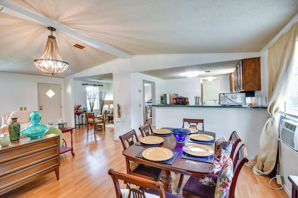 Photo of Livingroom in Macon County