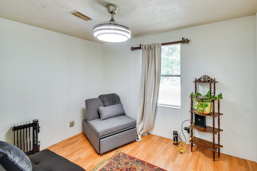 Photo of Livingroom in Macon County