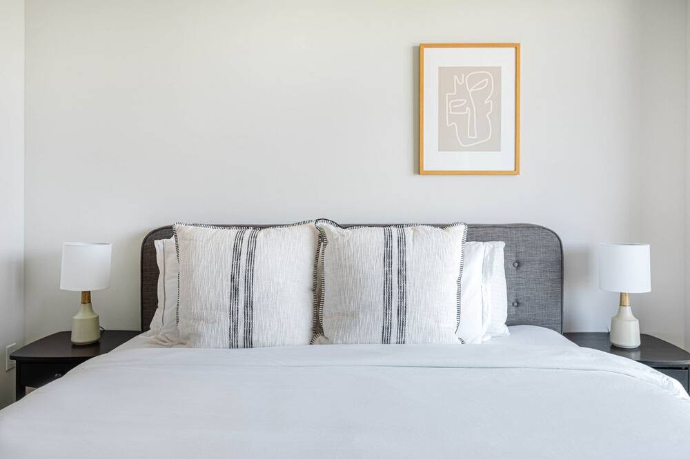 Photo of Bedroom in Downtown Oakland