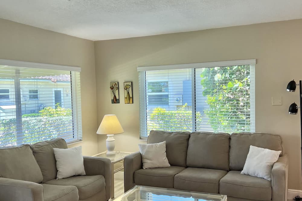 Photo of Livingroom in Hillsboro Beach