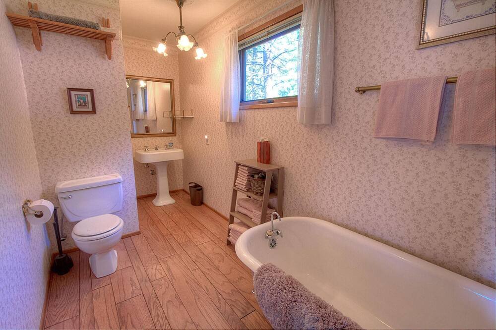 Photo of Bathroom in Glenbrook